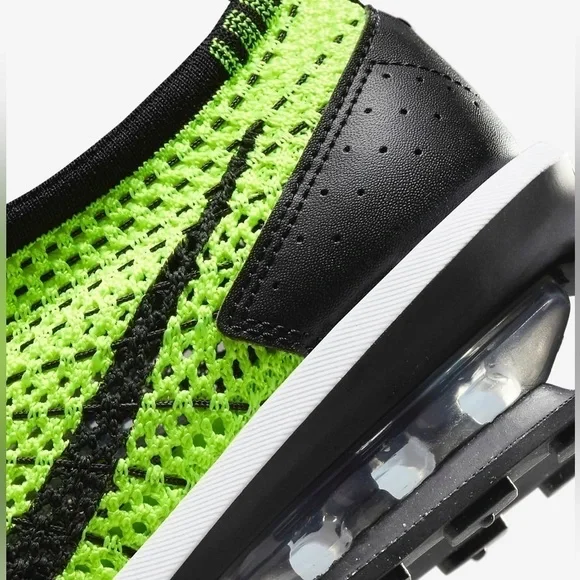 NWOB - Nike FLYKNIT Running / Walking Sneakers in WHITE/VOLT/BLACK size 8.8 - Picture 8 of 11